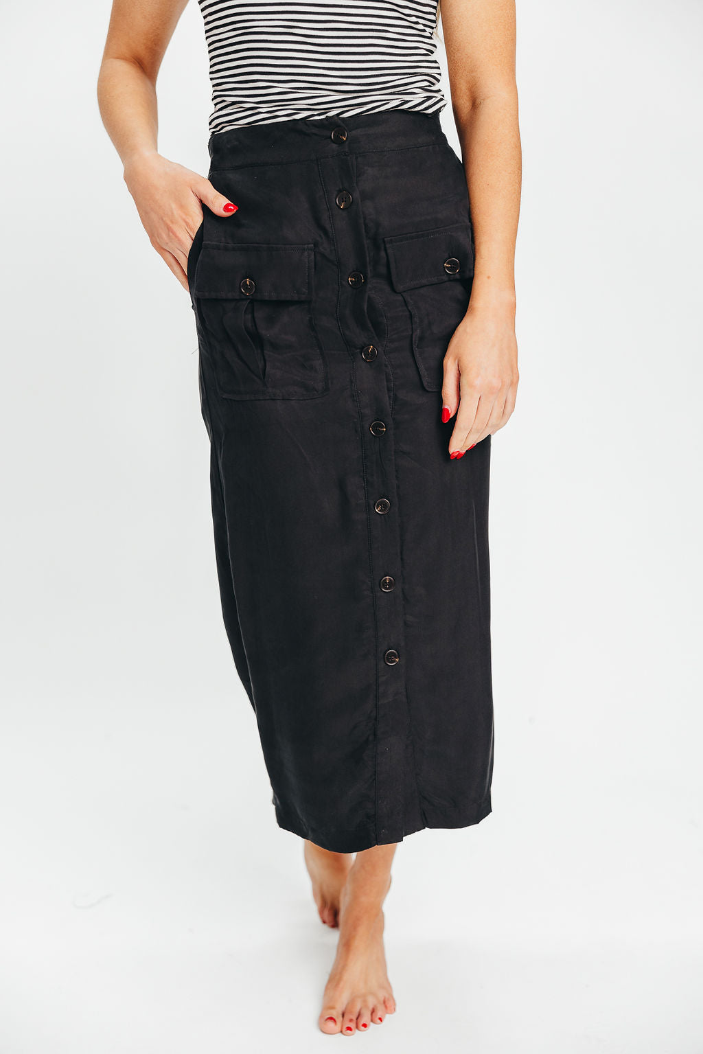 Better Days Button-Down Midi Cargo Skirt in Black