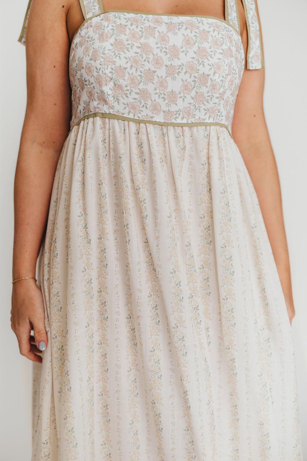Kelly Adjustable Tie Maxi Dress in Pale Peach Floral