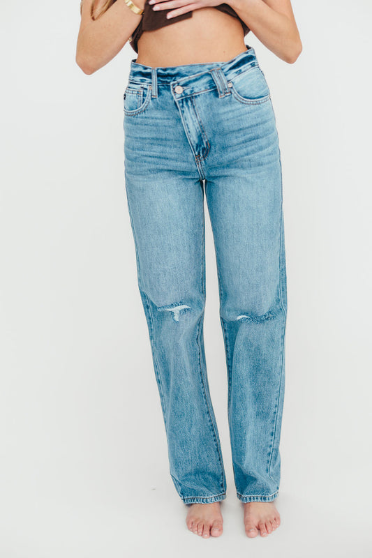 Tiffany 90s High-Rise Crisscross Waist Straight Jeans in Light Wash